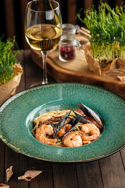 Pasta gourmet de espaguetis con mariscos con camarones y mejillones