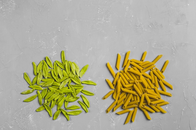 Pasta en un gris desde la vista superior