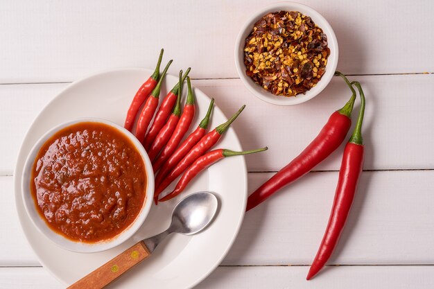 Pasta Harissa roja casera, especias de chile y pimientos rojos frescos.