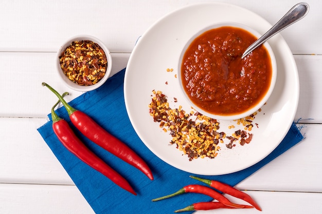 Pasta Harissa roja casera, especias de chile y pimientos rojos frescos.