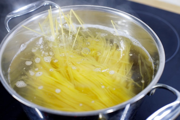 la pasta se hierve en una sartén de agua en la estufa