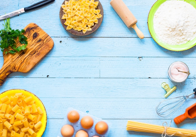 Pasta Hintergrund. Einige Arten Teigwaren mit Draufsicht des Gemüses