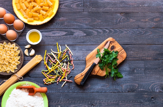 Pasta Hintergrund. Einige Arten Teigwaren mit Draufsicht des Gemüses