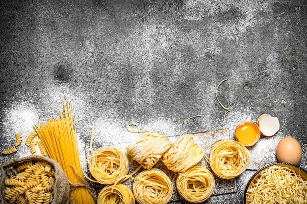 Pasta Hintergrund. Verschiedene Arten von Nudeln kochen.