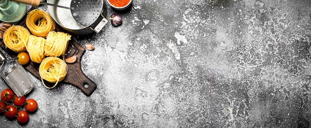 Pasta Hintergrund. Verschiedene Nudeln mit Gemüse und Gewürzen.