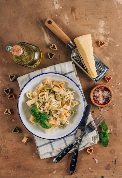 Pasta con hojas de albahaca y parmesano