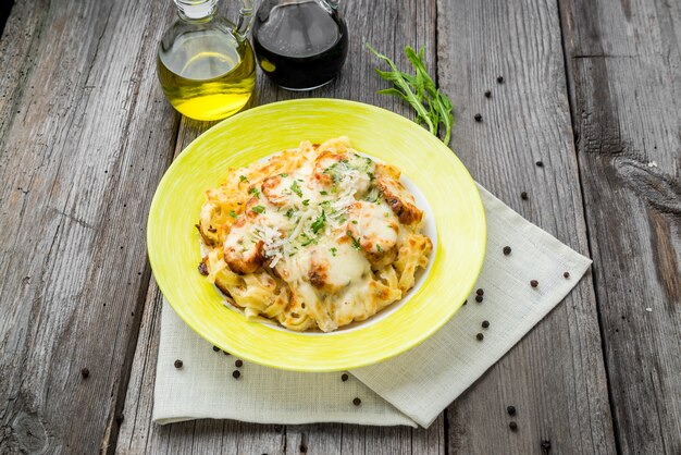 Pasta horneada con brócoli y pollo