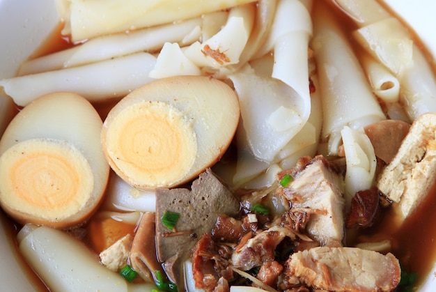 Pasta de huevo con cerdo y harina de arroz