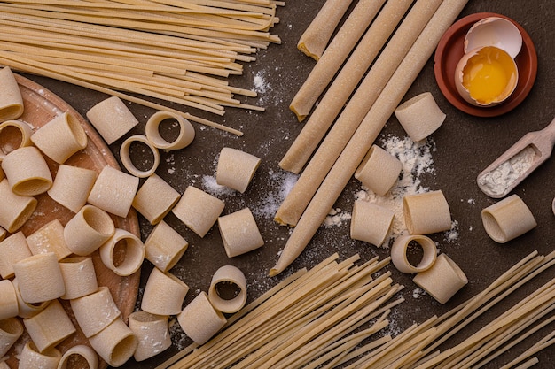 Pasta con huevo recién preparada Pasta casera de trigo duro