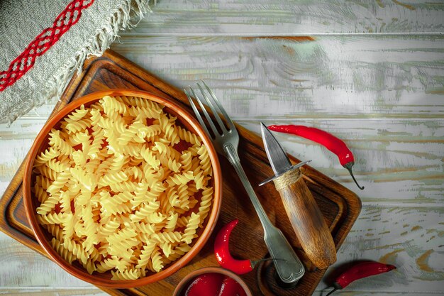 Foto pasta in zusammensetzung mit gemüse in der küche