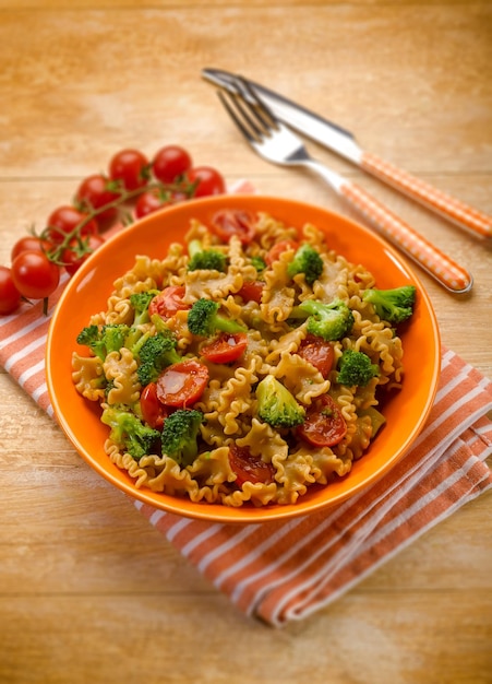 Pasta integral con brócoli y tomates frescos enfoque selectivo