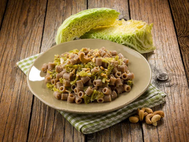 Pasta integral con col rizada y anacardos comida vegetariana