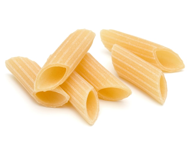 Pasta italiana aislada sobre un fondo blanco Pennoni Penne rigate