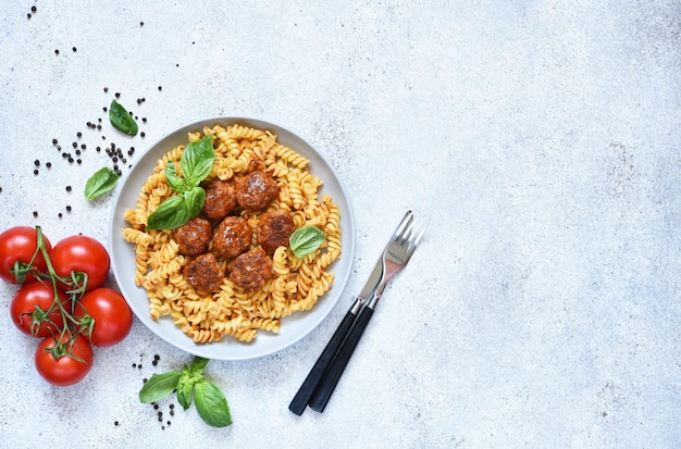 Foto pasta italiana con albóndigas salsa de tomate y especias vista superior con espacio para texto