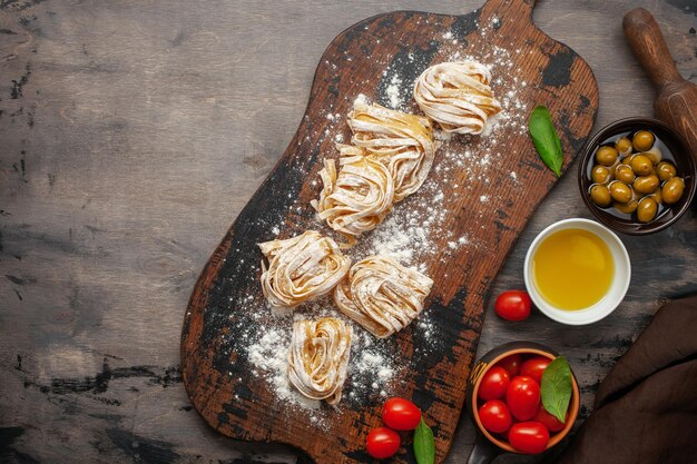 Pasta italiana amarilla cruda pappardelle fettuccine o tagliatelle