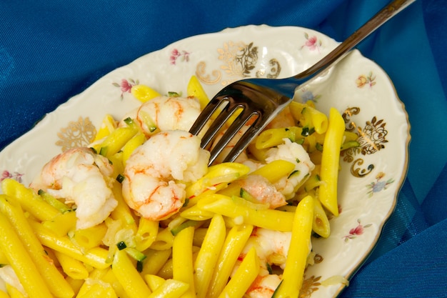 Pasta italiana con azafrán y camarones.