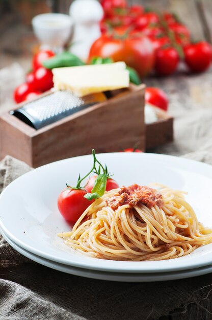 Pasta italiana a la boloñesa con carne y tomate