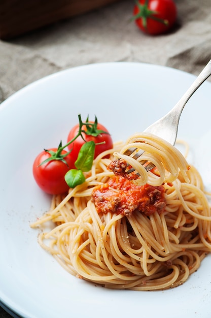 Pasta italiana a la boloñesa con carne y tomate