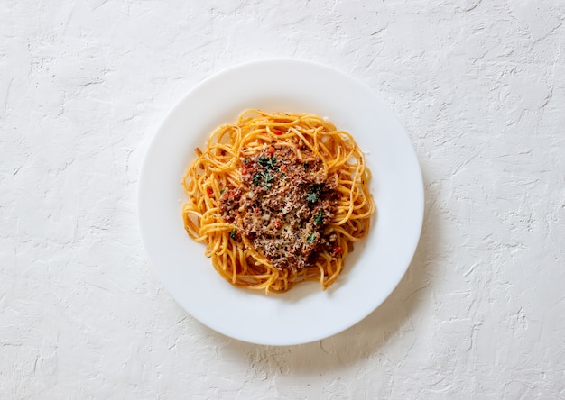 Pasta italiana a la boloñesa. Espaguetis. Cocina nacional. Receta. Rústico.