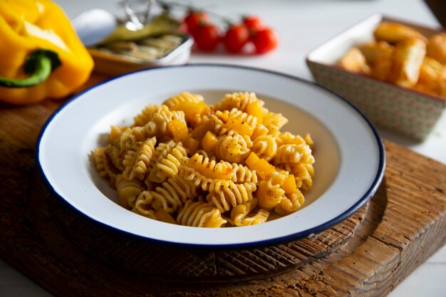 Foto pasta italiana con calabaza salteada y otras verduras. receta tradicional de la ciudad de roma.