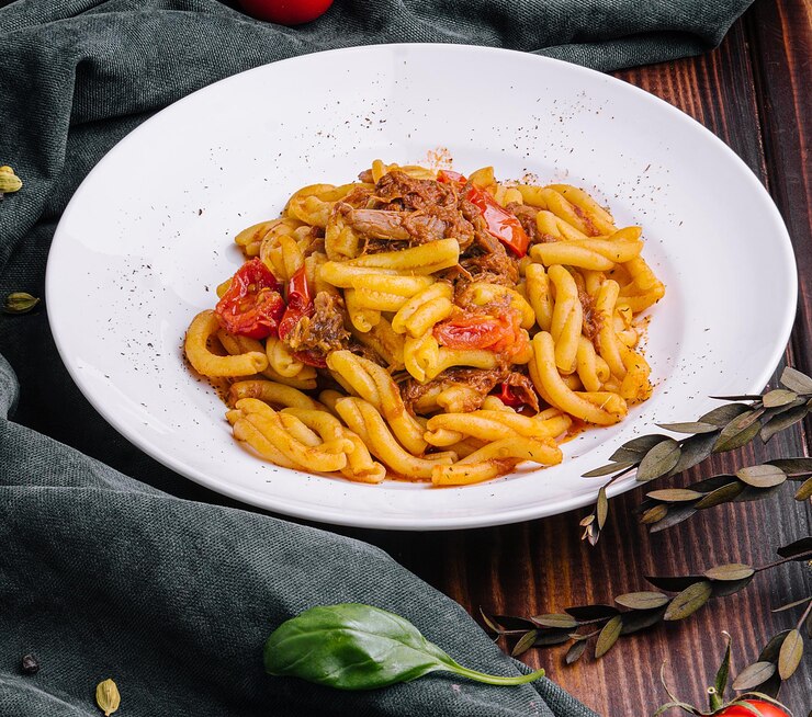 pasta italiana con carne de res y tomates