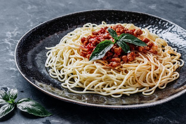 Pasta italiana con carne y salsa de tomate