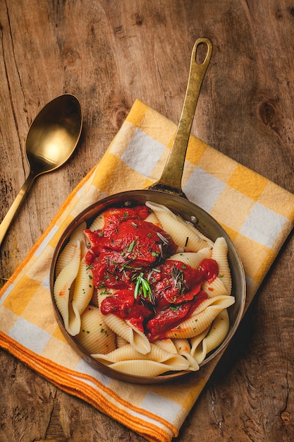 Pasta italiana casera con salsa de tomate