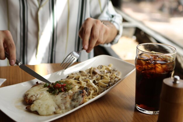 Pasta italiana clásica apetitosa sabrosa con una salsa deliciosa