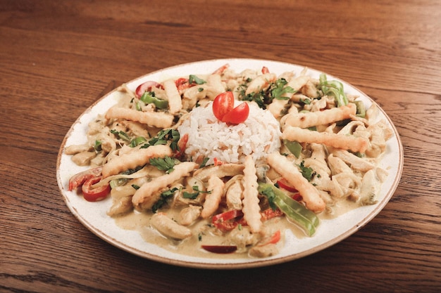 Pasta italiana clásica apetitosa sabrosa con una salsa deliciosa