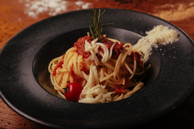 Pasta italiana clásica apetitosa sabrosa con una salsa deliciosa