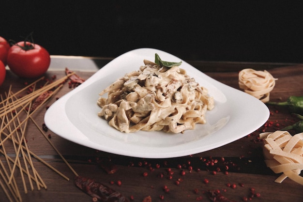 Pasta italiana clásica apetitosa sabrosa con una salsa deliciosa