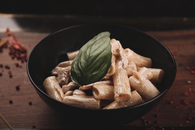 Pasta italiana clásica apetitosa sabrosa con una salsa deliciosa