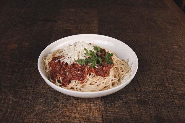 Pasta italiana clásica apetitosa sabrosa con una salsa deliciosa