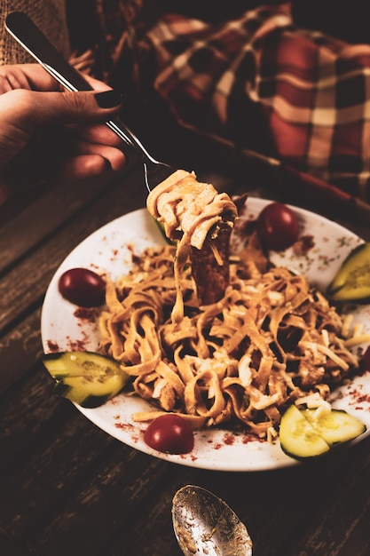 Pasta italiana clásica apetitosa sabrosa con una salsa deliciosa