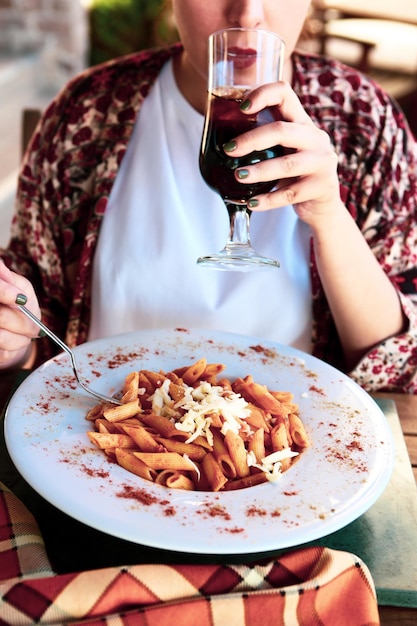 Pasta italiana clásica apetitosa sabrosa con una salsa deliciosa