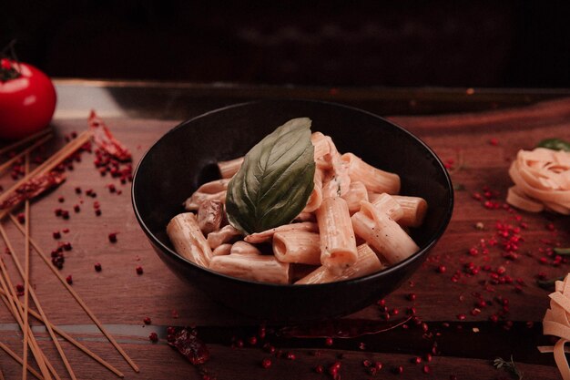 Pasta italiana clásica apetitosa sabrosa con una salsa deliciosa