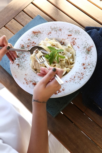 Pasta italiana clásica apetitosa sabrosa con una salsa deliciosa