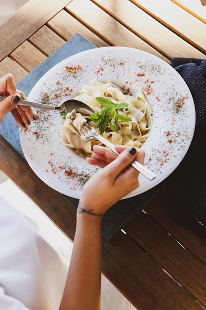 Pasta italiana clásica apetitosa sabrosa con una salsa deliciosa