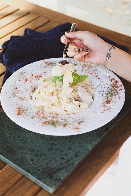 Pasta italiana clásica apetitosa sabrosa con una salsa deliciosa