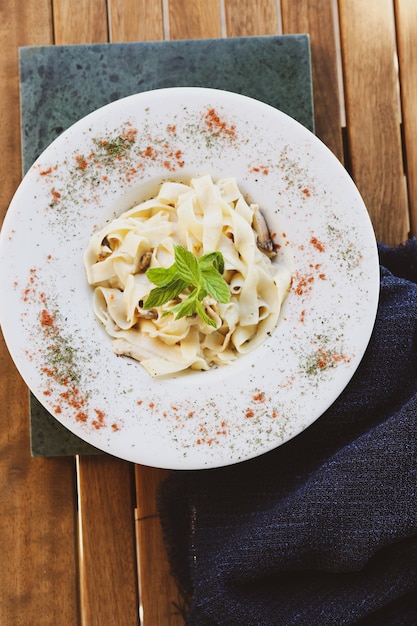 Foto pasta italiana clásica apetitosa sabrosa con una salsa deliciosa