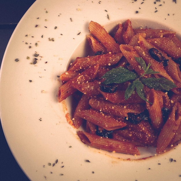 Pasta italiana clásica apetitosa sabrosa con una salsa deliciosa