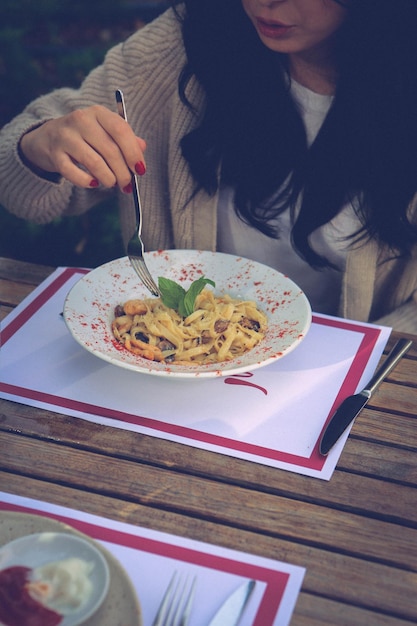 Pasta italiana clásica apetitosa sabrosa con una salsa deliciosa