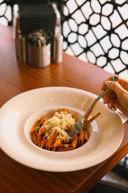 Pasta italiana clásica apetitosa sabrosa con una salsa deliciosa