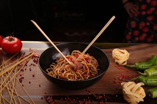 Pasta italiana clásica apetitosa sabrosa con una salsa deliciosa