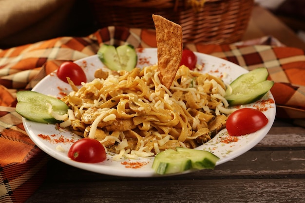 Pasta italiana clásica apetitosa sabrosa con una salsa deliciosa