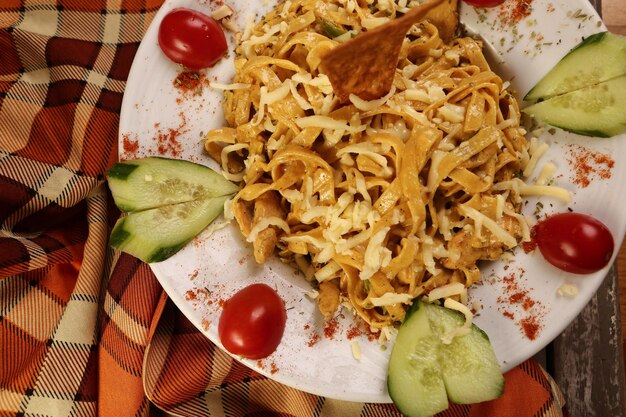 Pasta italiana clásica apetitosa sabrosa con una salsa deliciosa