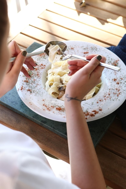 Pasta italiana clásica apetitosa sabrosa con una salsa deliciosa