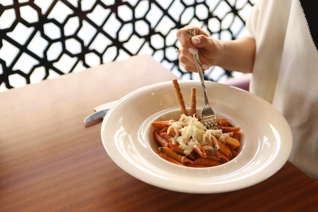 Pasta italiana clásica apetitosa sabrosa con una salsa deliciosa