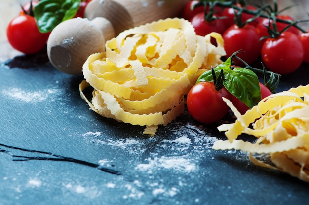 Pasta italiana sin cocer sobre la mesa