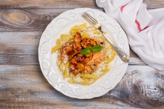 Pasta italiana cocida con salsa de pollo y tomate.